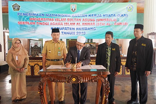 Image: Rembang Regent, Abdul Hafidz (second from left) and Rector Unissula, Prabowo Setiyawan (middle) signed an MoU to support pro-development programs through various fields such as community service and thematic Community Service Program (KKN).