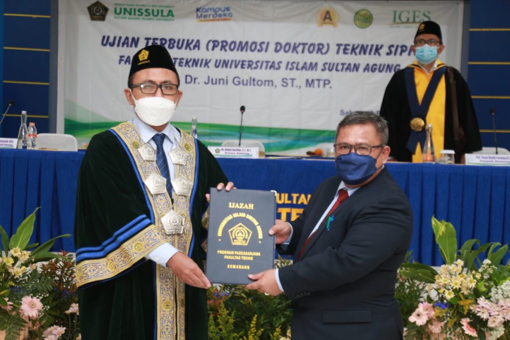 Teliti Konstruksi Jalan Terapung di Atas Tanah Lunak, Gultom Raih Doktor dari PDTS Unissula