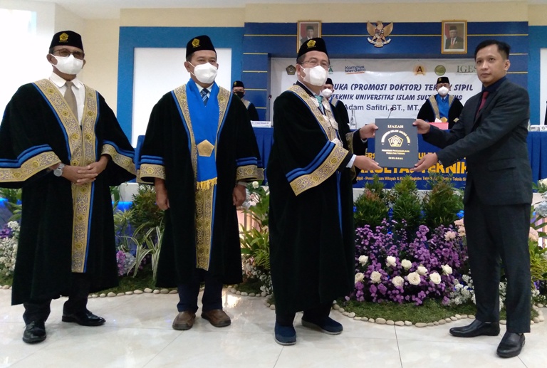 Adam Safitri Lulus Cumlaude Doktor Teknik Sipil Unissula