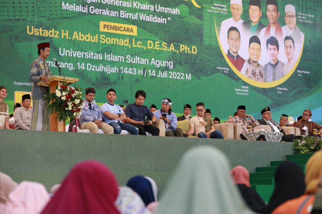 Ustad Abdul Somad Ajak Mahasiswa Bahagiakan Orang Tua