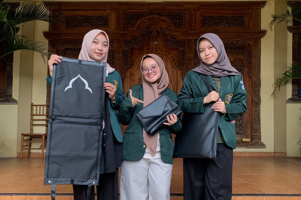 Kreasi Unik Mahasiswa Unissula Sajadah Jadi Tas Jinjing