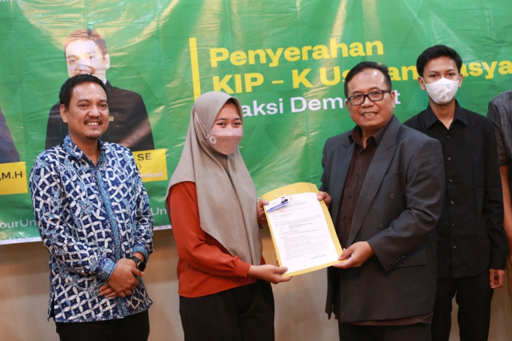 Yoyok Serahkan Beasiswa KIPK Ke Unissula