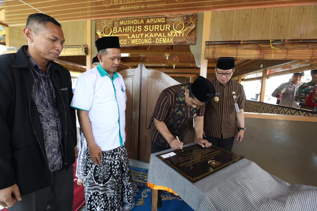 Teknik Elektro Unissula Bantu Dirikan Musola Apung di Laut Demak