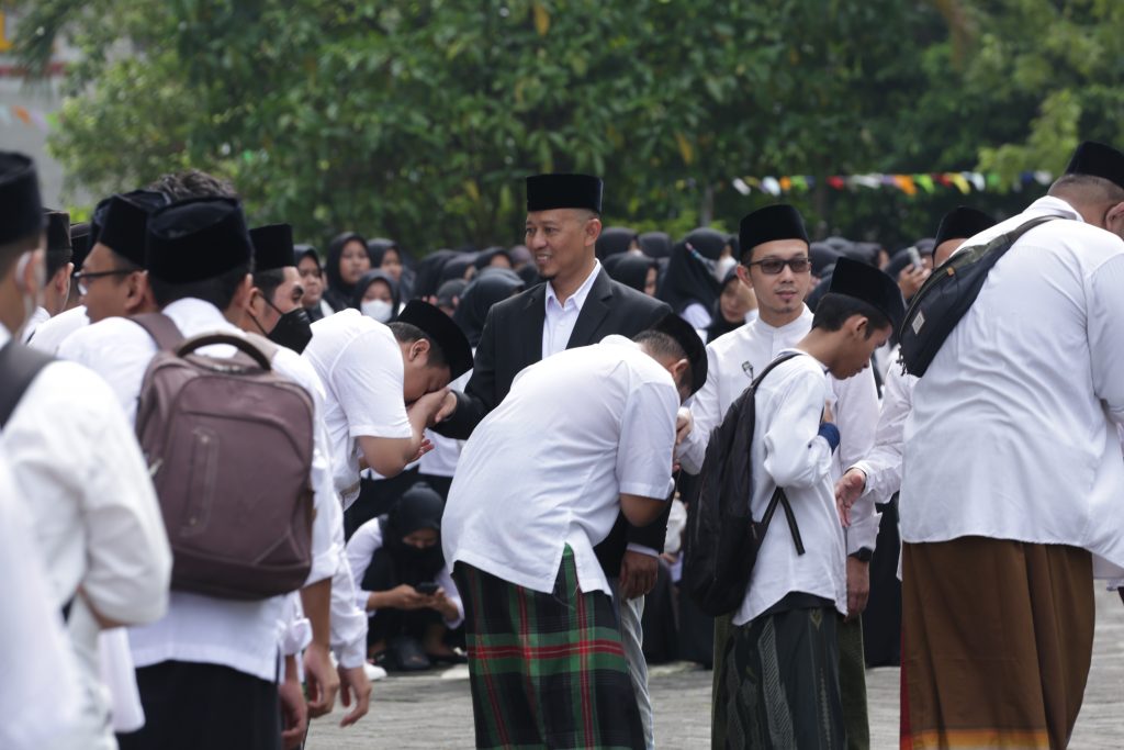 Unissula Berikan Penghargaan Santri Berprestai