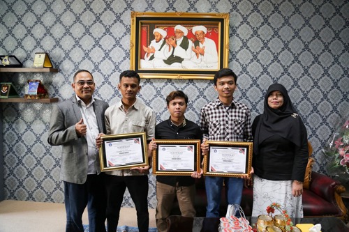 Mahasiswa Hukum Unissula Juara Nasional Debat Konstitusi