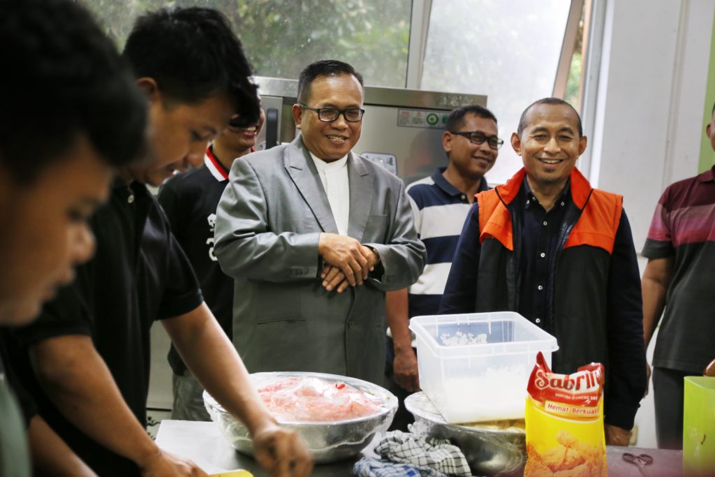UNISSULA DPR DAN KEMENSOS KOLABORASI BANTU WARGA TERDAMPAK BANJIR