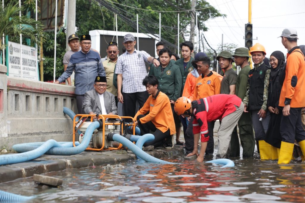 Unissula Lakukan PKM Keringkan Jalan Kaligawe
