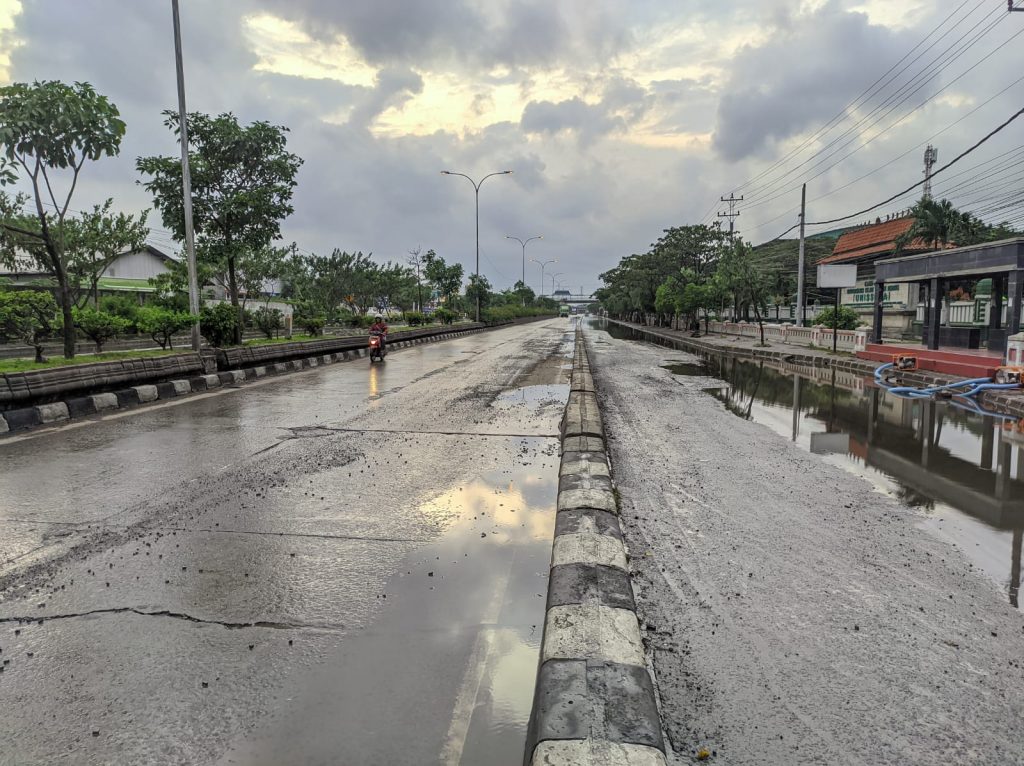 11 POMPA DIESEL YANG DIKERAHKAN UNISSULA BERHASIL KERINGKAN SEBAGIAN JALAN KALIGAWE