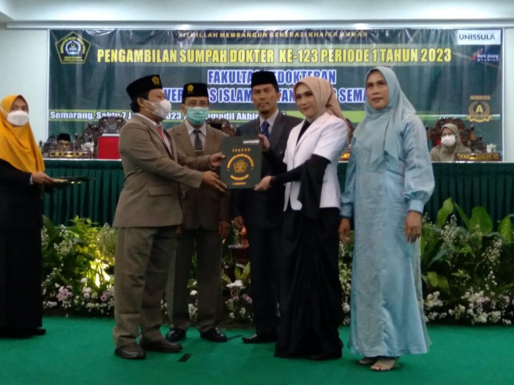 Unissula Ambil Sumpah 30 Dokter Baru