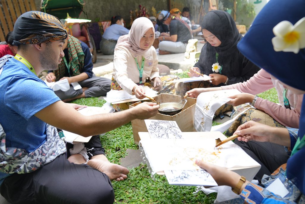 Unissula Sosialisasikan Batik pada Mahasiswa Asing