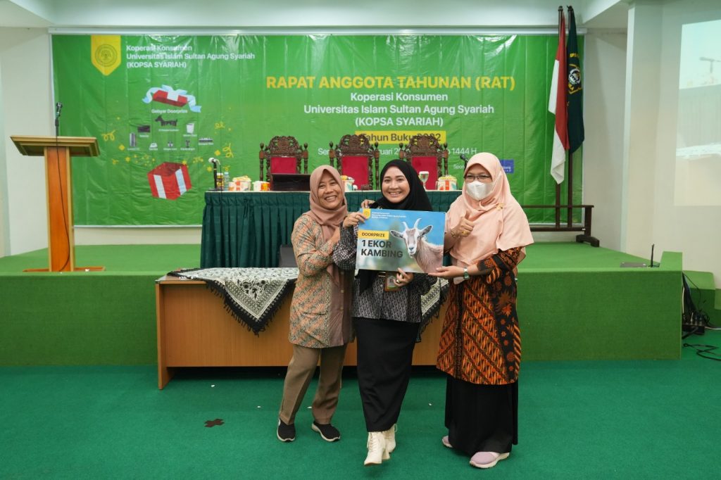 Koperasi Unissula Bagi Bagi Kambing, Kulkas, TV dan Mesin Cuci