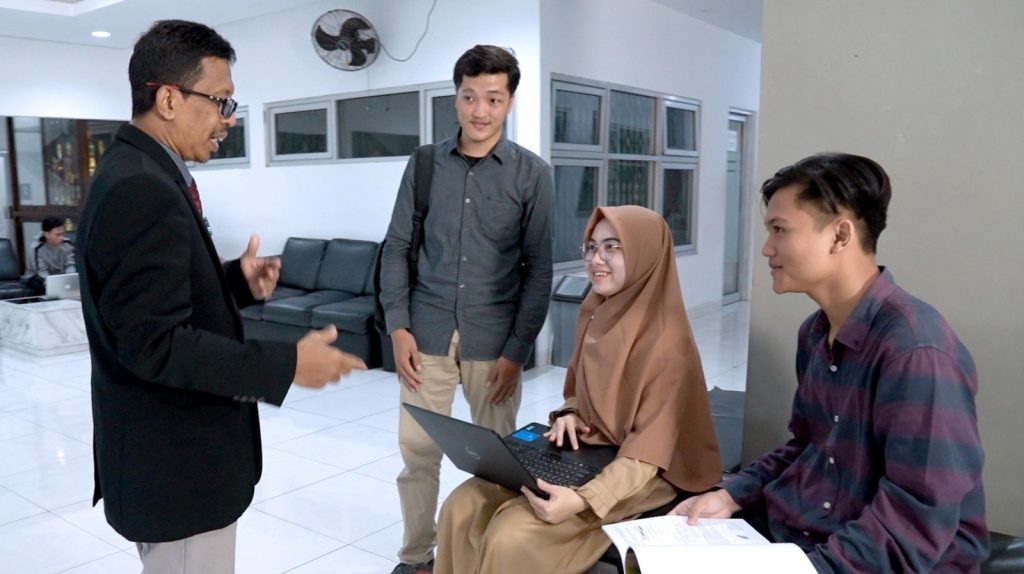 Dekan Ajak Siswa Belajar dengan 11 Profesor di FE Unissula