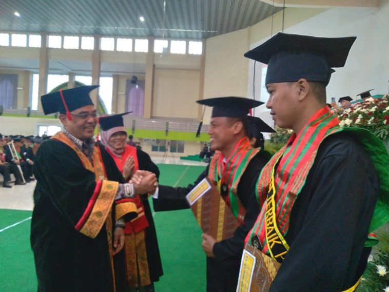 FH Unissula Lepas 601 Lulusan