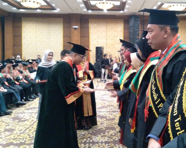 FH Unissula Melepas 410 Lulusan