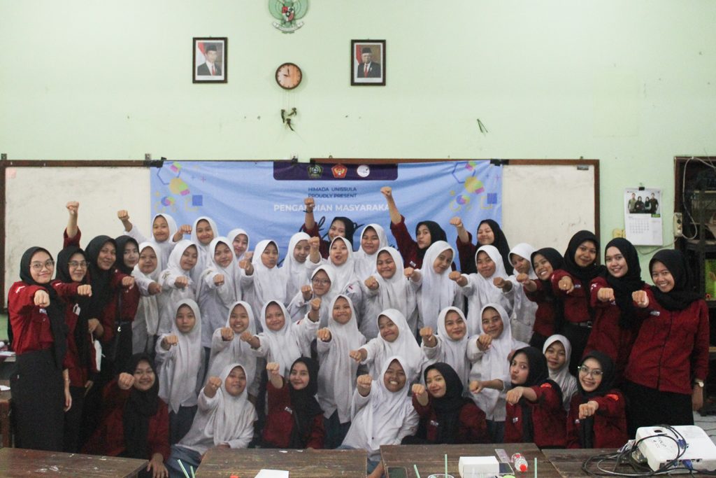 Mahasiswa Kebidanan Unissula Ajak  Siswa SMA Lebih Percaya Diri