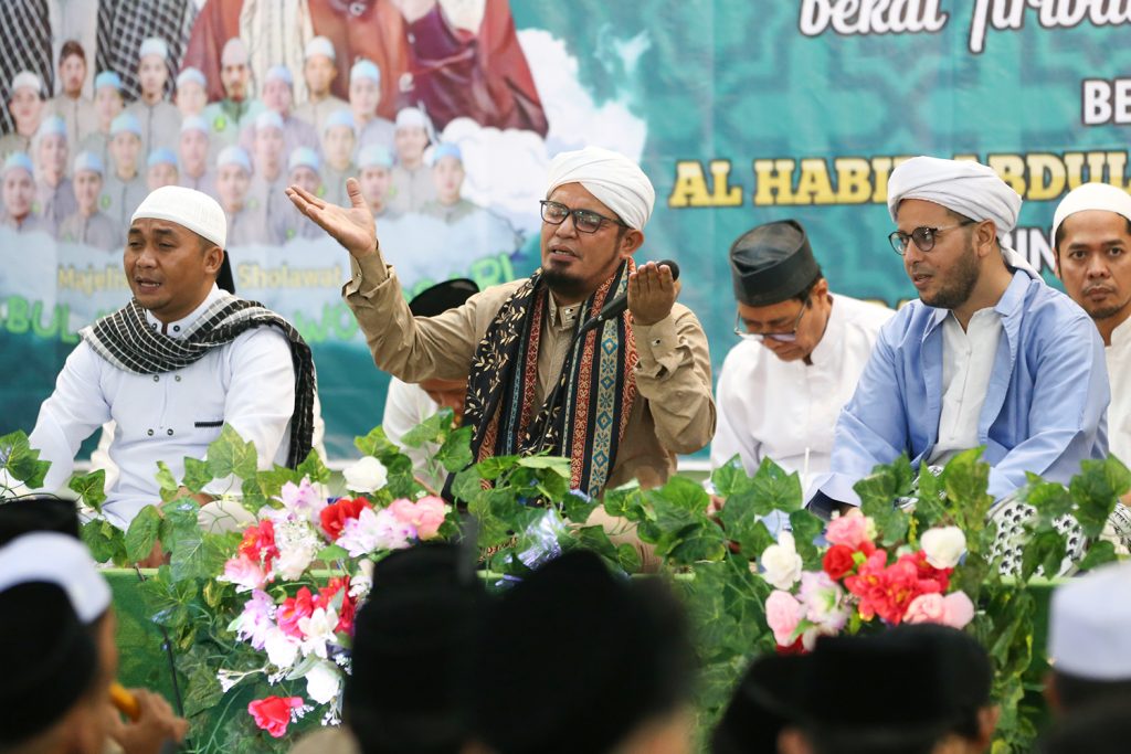 Dosen, Mahasiswa dan Karyawan Gelar FKIP Unissula Bersholawat