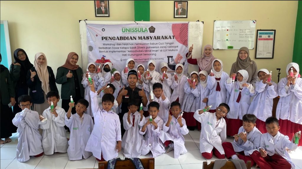 Dosen Farmasi Unissula Gelar Workshop Pembuatan Handsoap