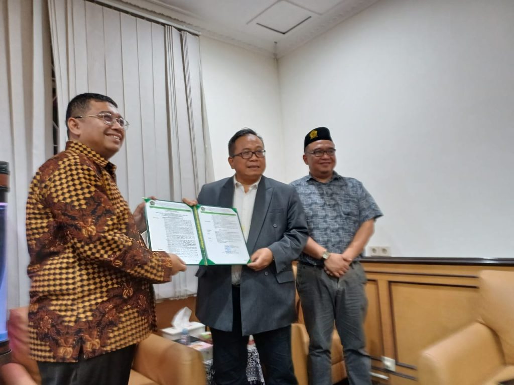 Dr dr Stevanus Adrianto Passat Terima SK Profesor