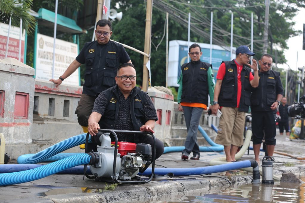 Unissula Bantu Keringkan Jalan Kaligawe