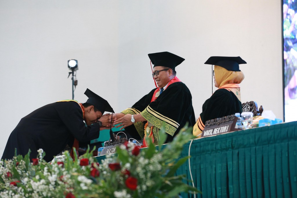 Lulus dari Unissula Mahasiswa Internasional Ikuti Wisuda