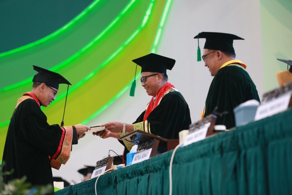 Buya Yahya Raih Gelar Sarjana di Psikologi Unissula