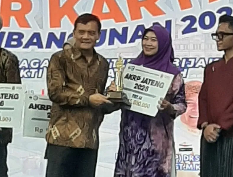 Prof. Henny, Head of LPPM Unissula, Receives Central Java Research Award