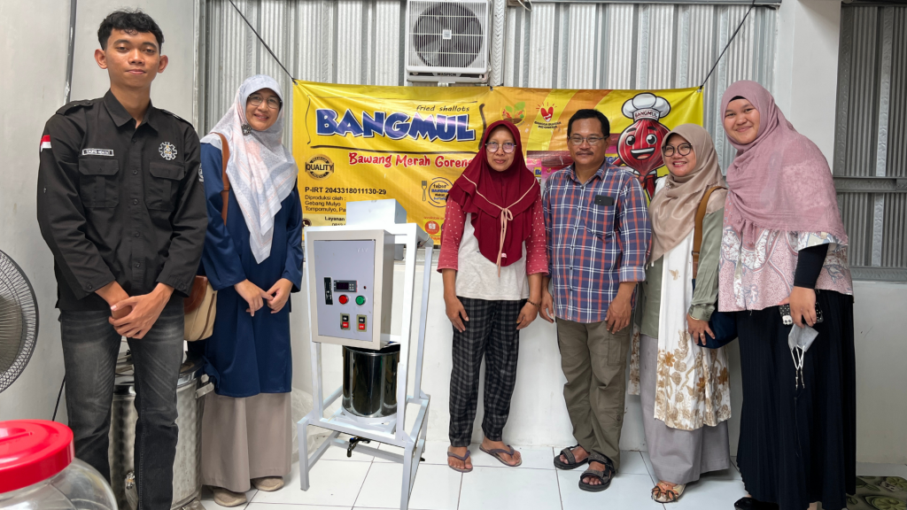 Penyerahan Alat Reaktor Biodiesel di sentra industri bawang goreng Kecamatan Batangan, Kabupaten Pati 