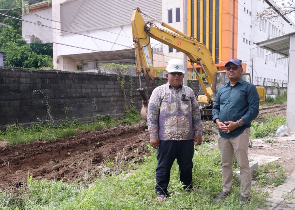Ketua Tim Percepatan Pembangunan YBWSA Ari Sentani ST MSc dan Kepala UPT Pemasaran dan Humas Dr Setiawan Widiyoko ST SH MSi MKn saat meninjau pengerjaan pengerukan sudetan  